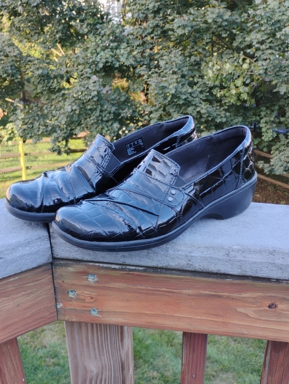 Clarks May Marigold Black Croc Patent Leather Loafers Slip On Shoes  VGUC Size 8